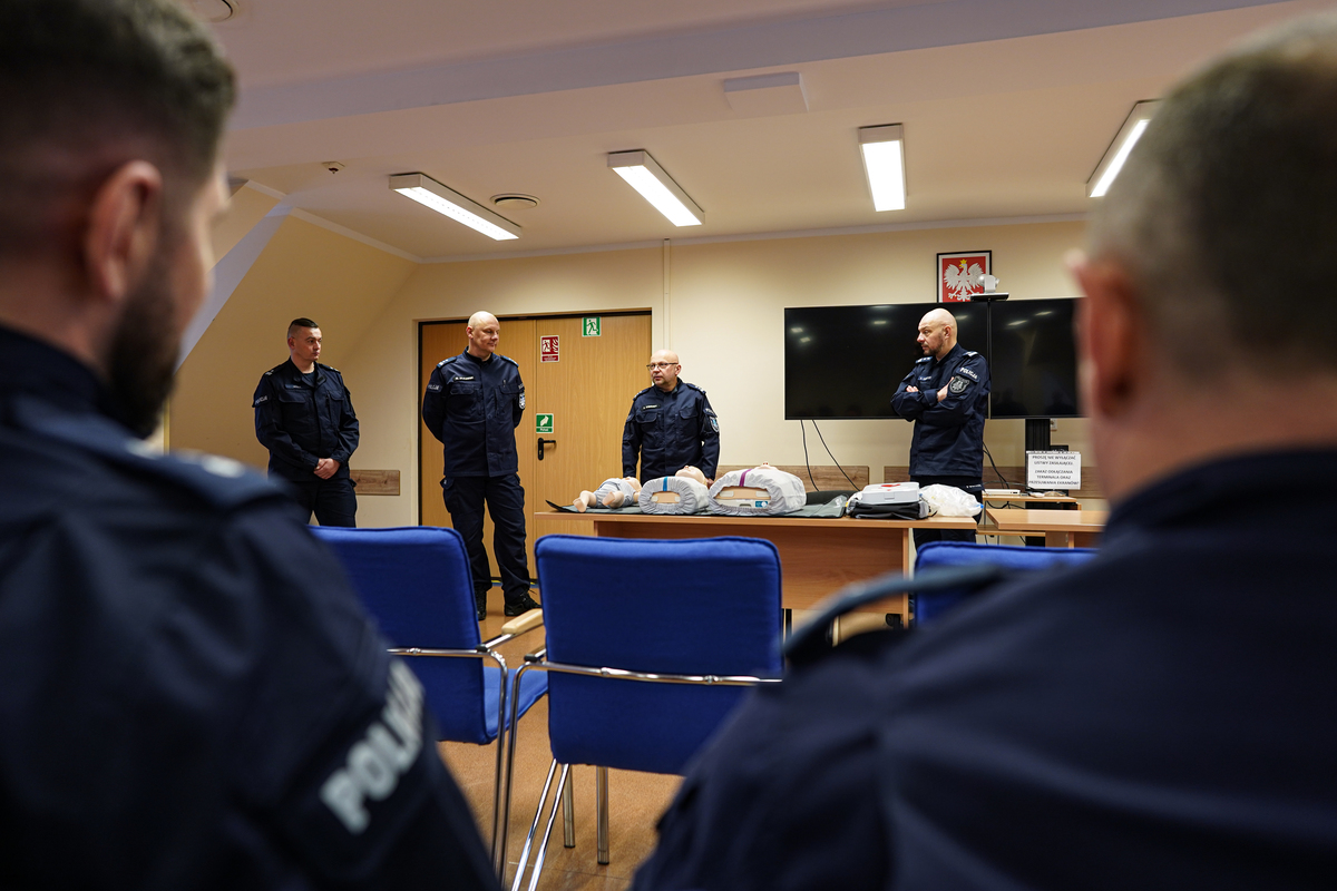 Policjanci podczas przekazania sprzętu