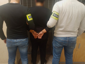 Policjanci i zatrzymana osoba.