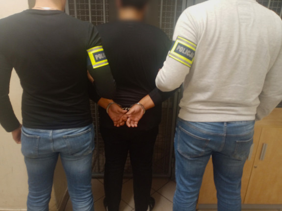 Policjanci i zatrzymana osoba.