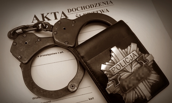 Policyjne kajdanki, teczka