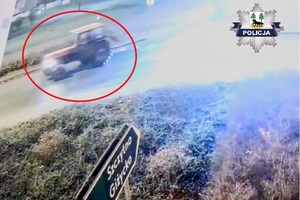 Traktor jadący w nocy ulicami Pisza