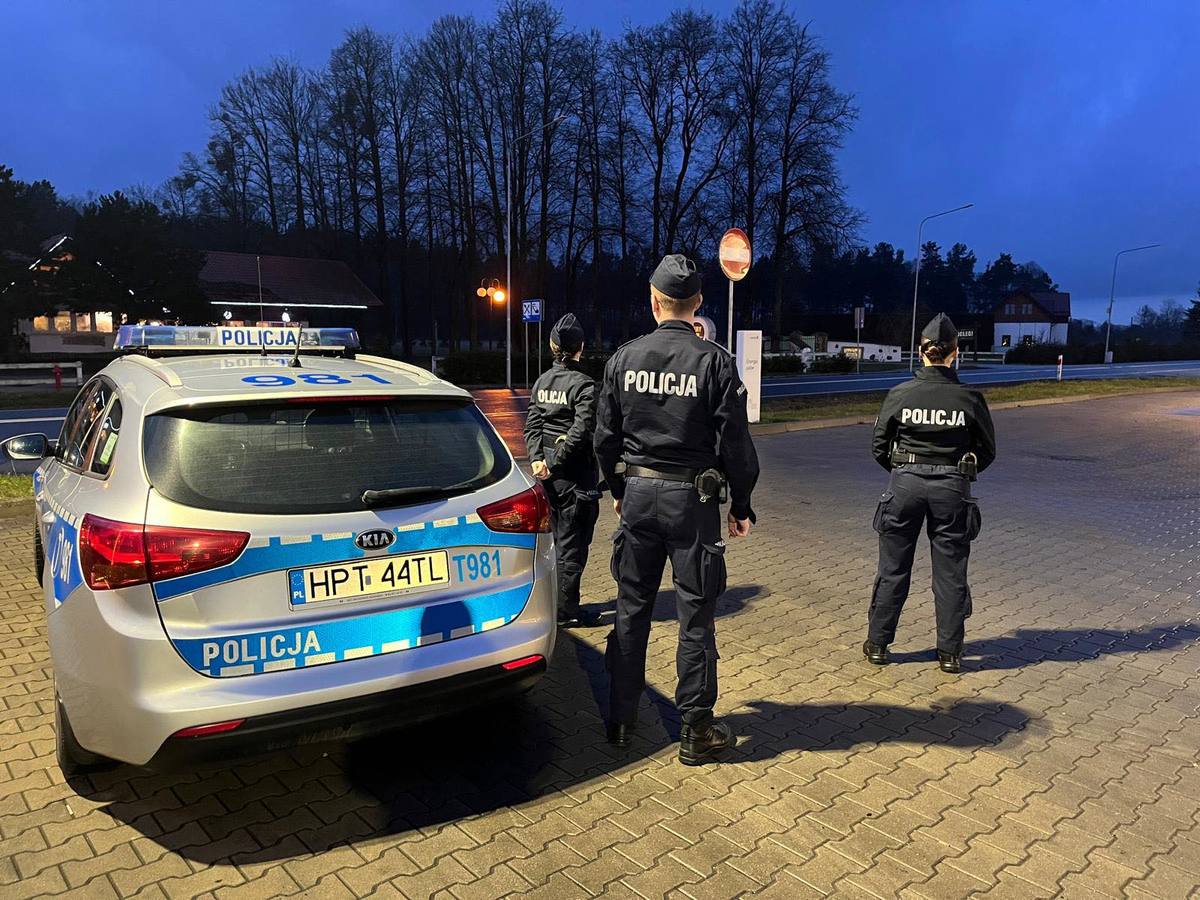 Policjanci i radiowóz