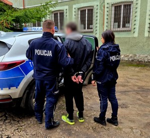 Policjanci i zatrzymana osoba.