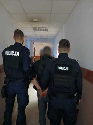 Policjanci i zatrzymana osoba