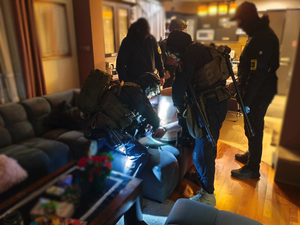 Zatrzymanie jednego z podejrzanych w jego mieszkaniu