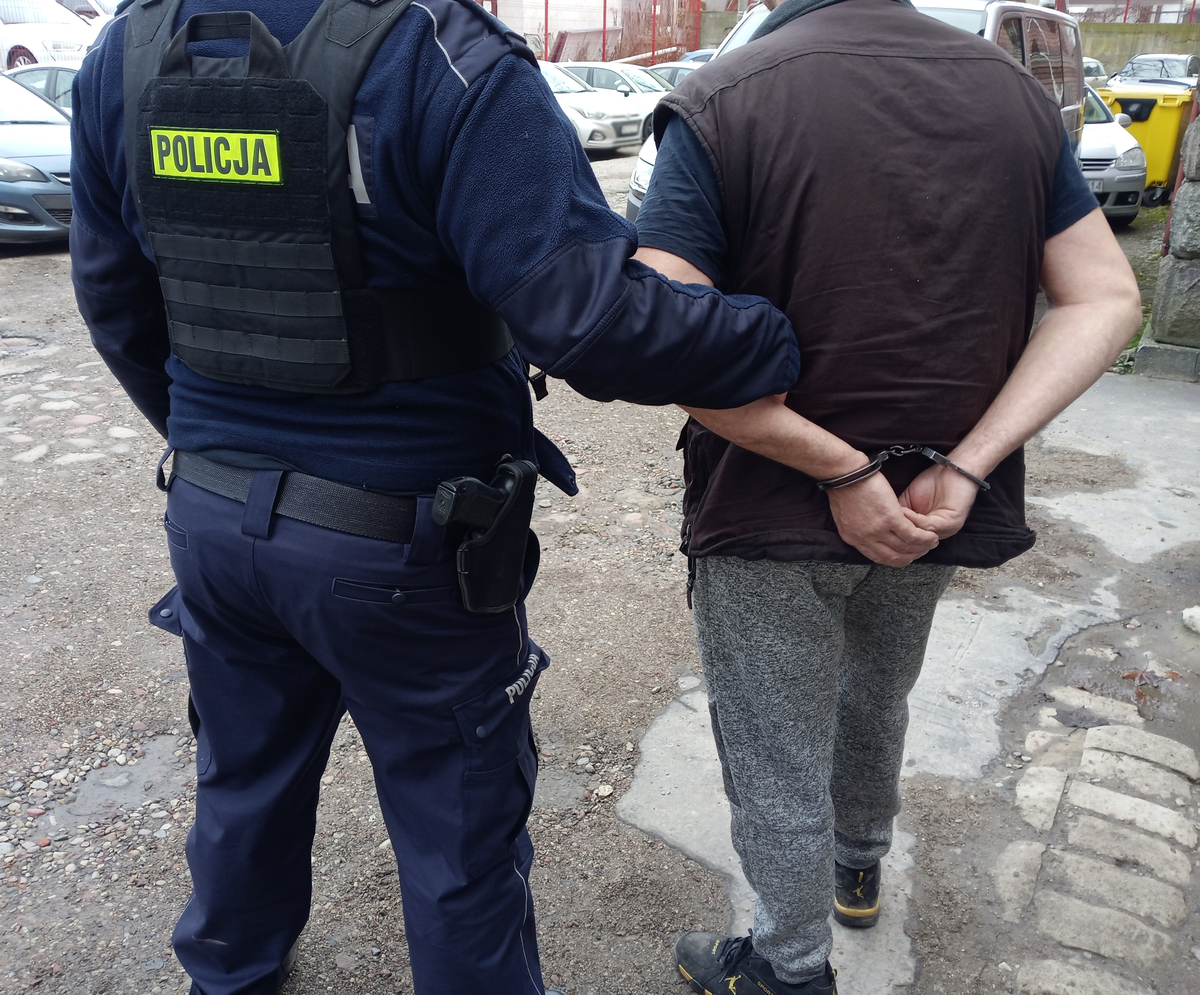 Policjant i zatrzymana osoba