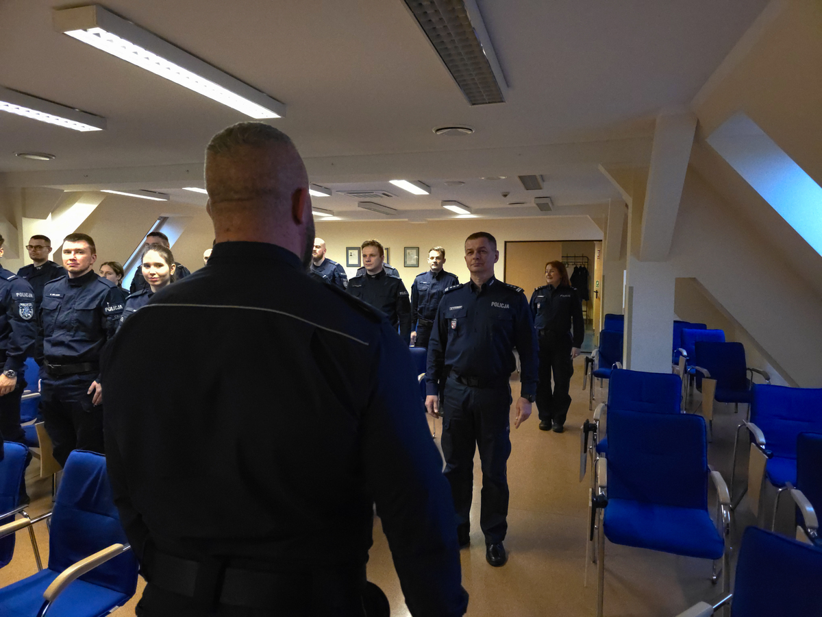 uczestnicy szkolenia na spotkaniu z komendantem