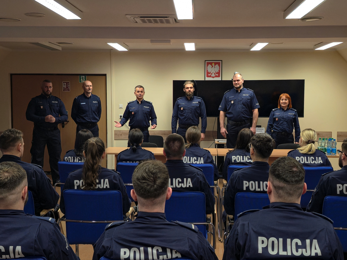 uczestnicy szkolenia na spotkaniu z komendantem