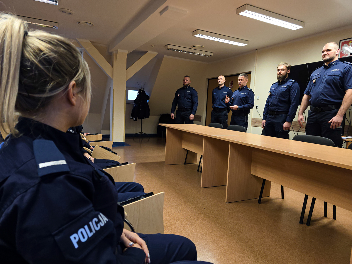 uczestnicy szkolenia na spotkaniu z komendantem