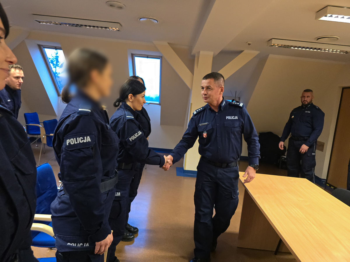 uczestnicy szkolenia na spotkaniu z komendantem