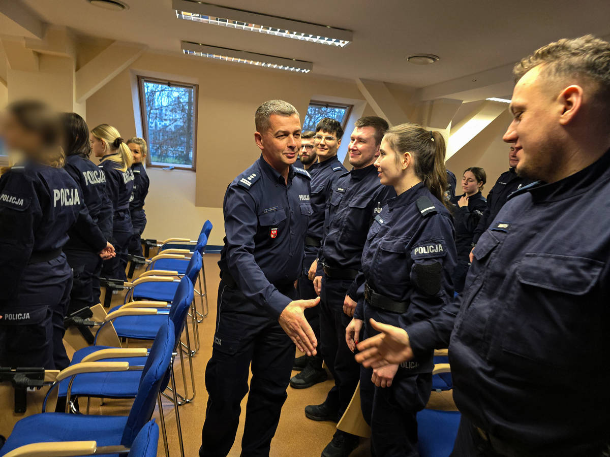 uczestnicy szkolenia na spotkaniu z komendantem