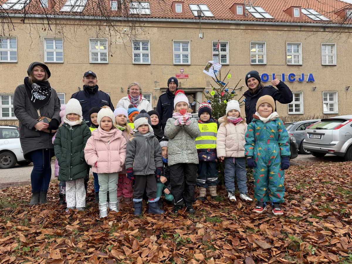 Ubieranie odblaskowej choinki w Mrągowie