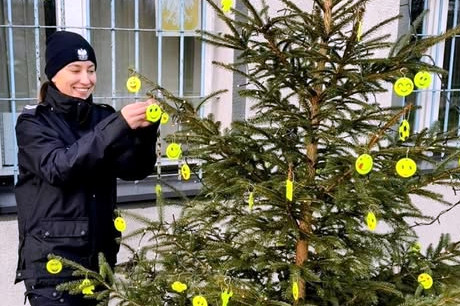 Ubieranie odblaskowej choinki w Rucianem-Nidzie