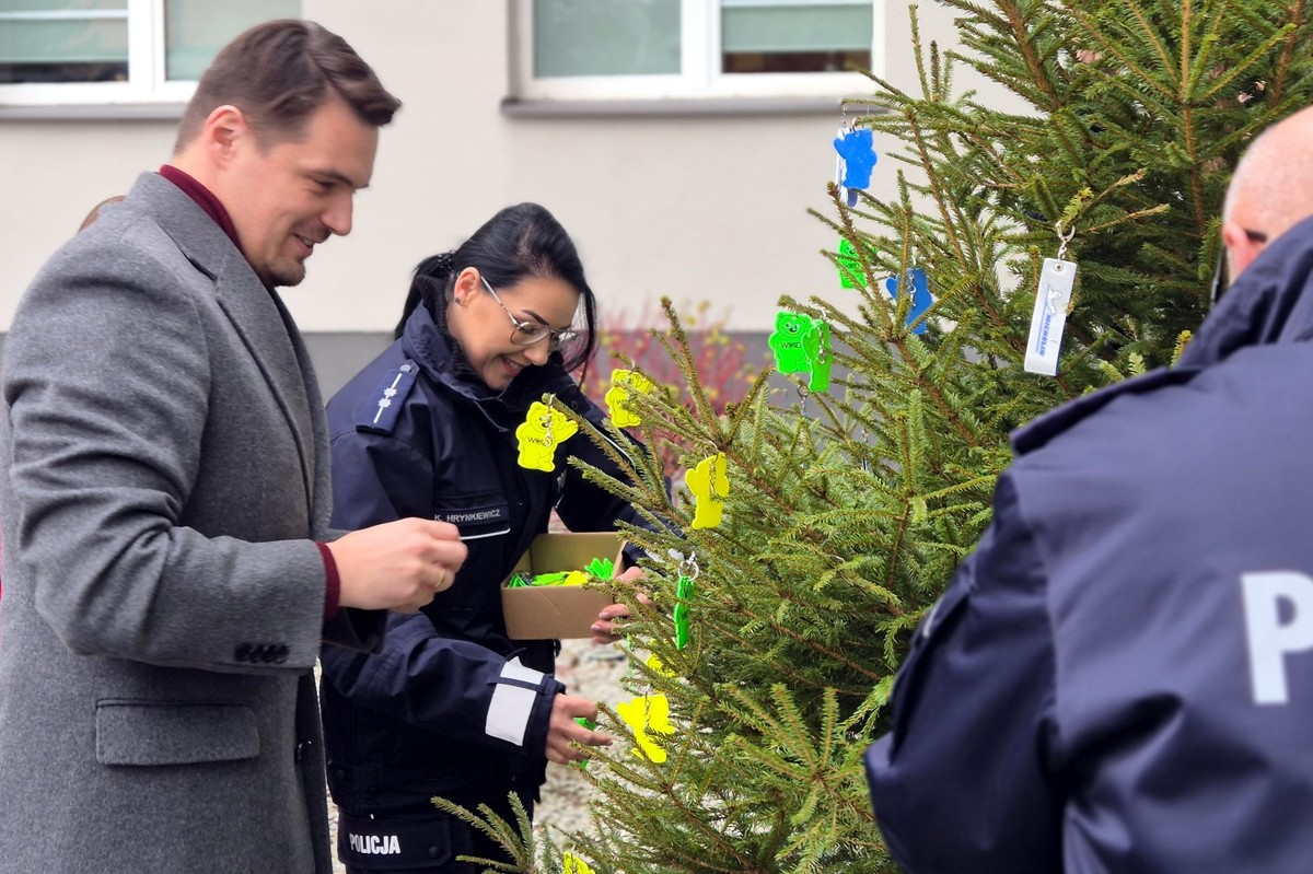 Ubieranie odblaskowej choinki