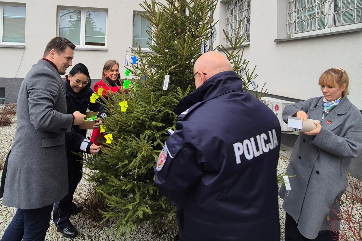 Ubieranie odblaskowej choinki