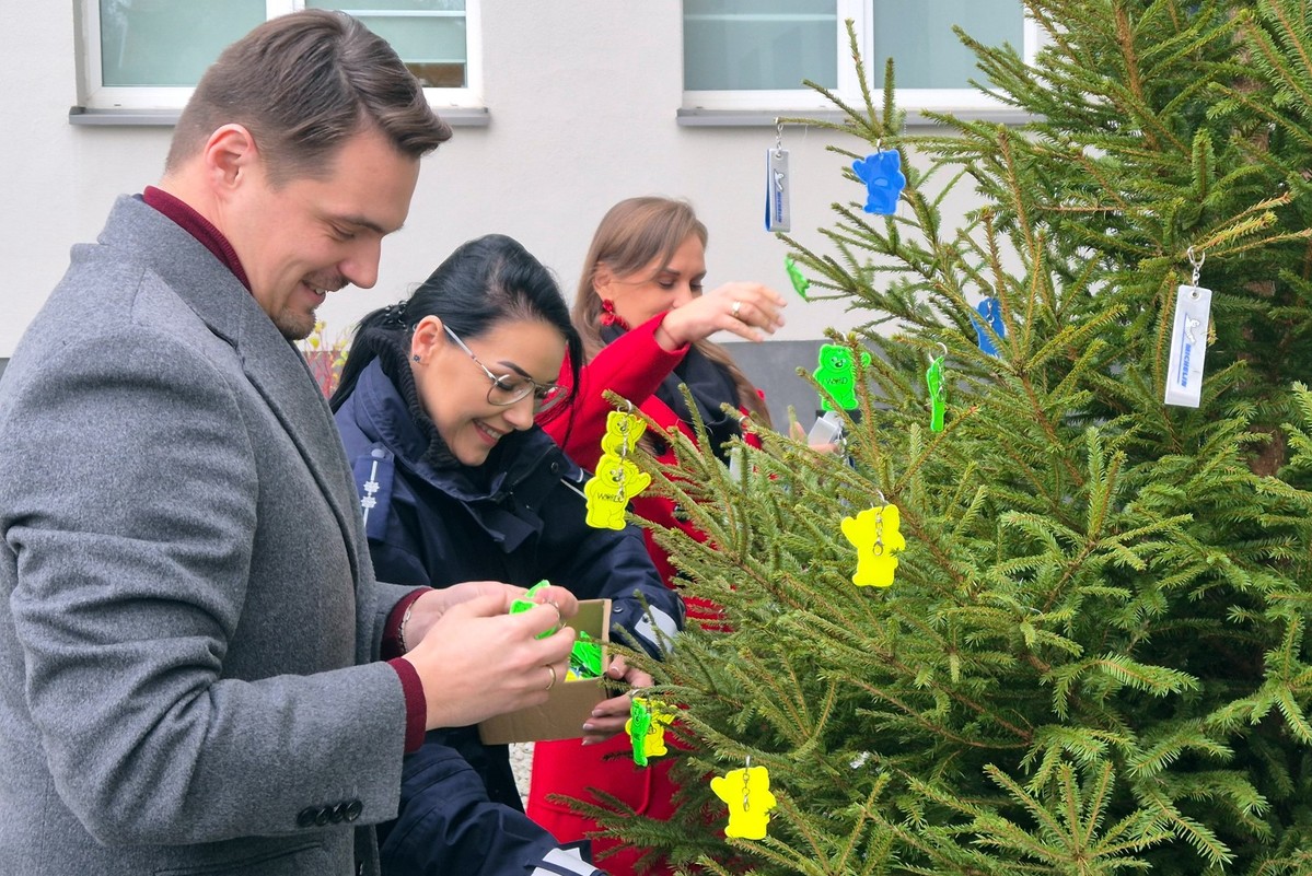 Ubieranie odblaskowej choinki