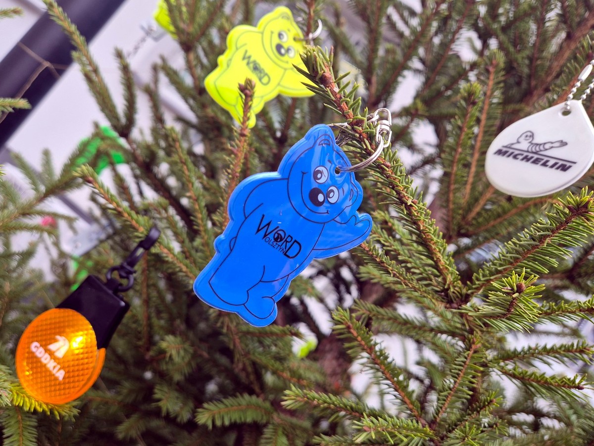 Ubieranie odblaskowej choinki