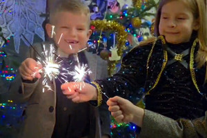 Filip, Tosia i Tymon trzymają zimne ognie