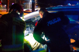 Policjant i strażacy podczas interwencji