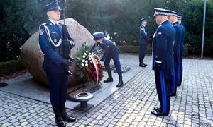 Policjanci oddający hołd