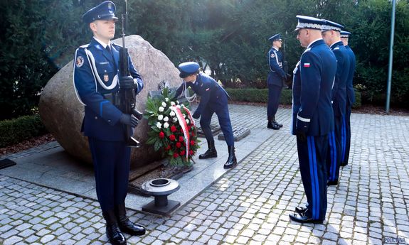 Policjanci oddający hołd
