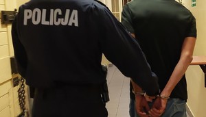 Policjant i zatrzymana osoba