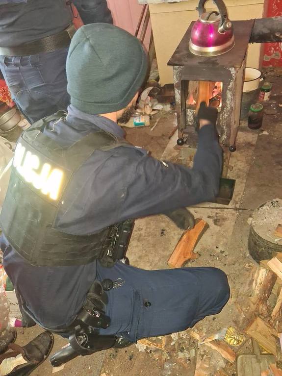 Policjanci rozpalający w piecu