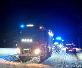 Służby na miejscu zdarzenia drogowego.