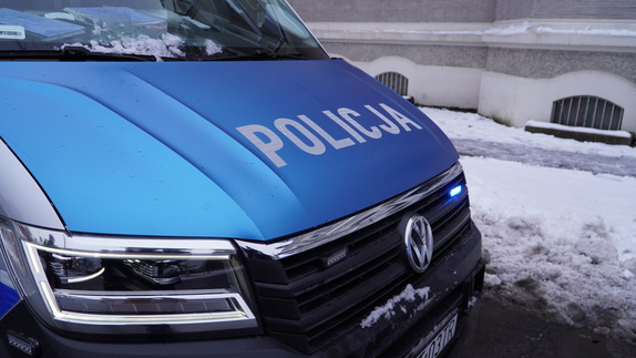 Fragment policyjnego radiowozu