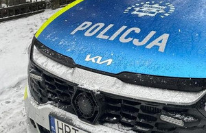 Fragment policyjnego radiowozu