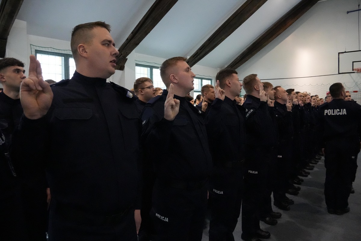 funkcjonariusze podczas ślubowania