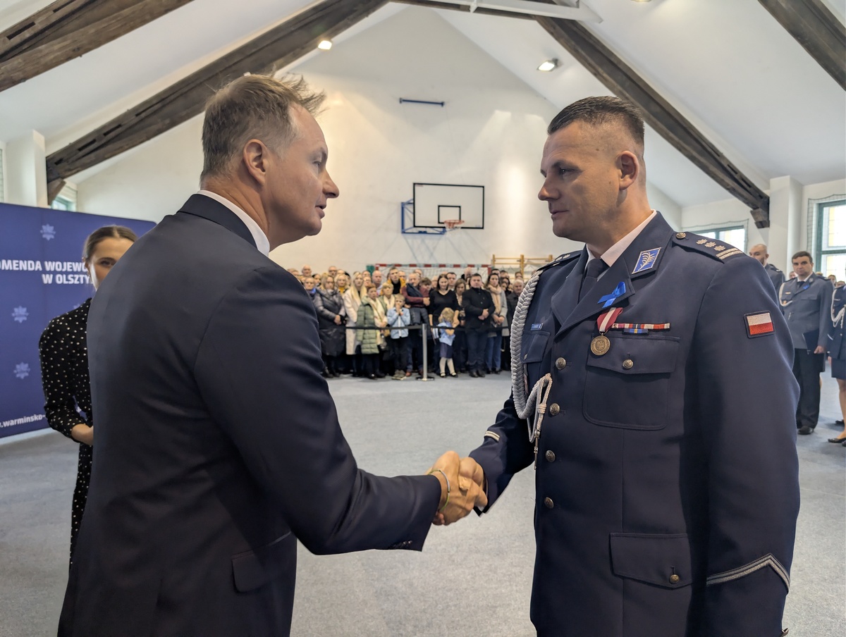 Komendant wyróżniony białą wstążką