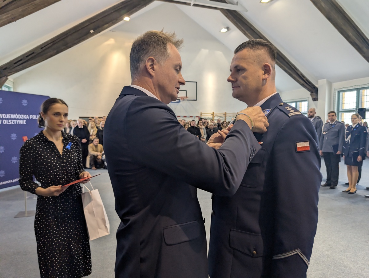 Komendant wyróżniony białą wstążką