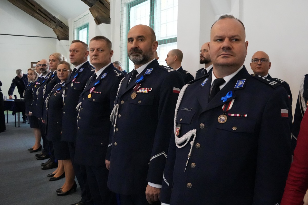 Funkcjonariusze ze wstążkami