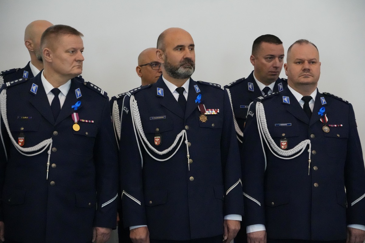 Funkcjonariusze ze wstążkami