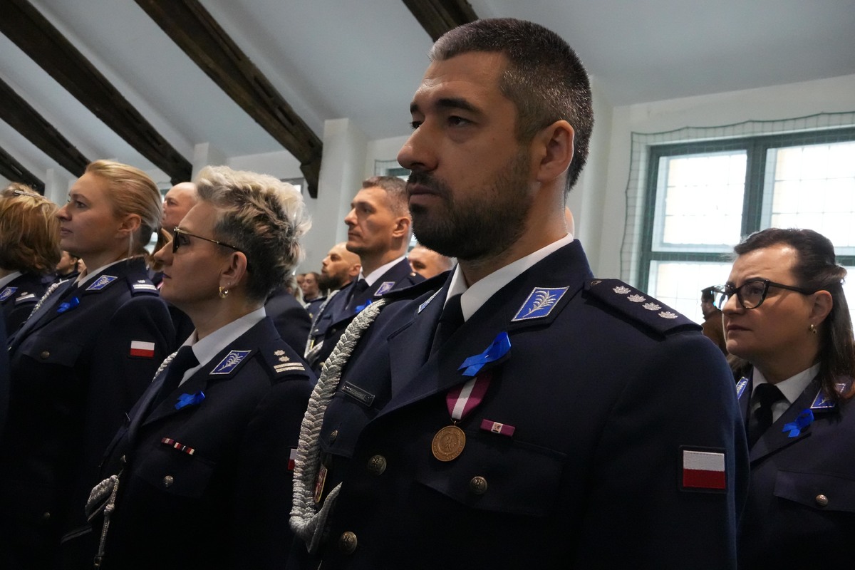 Funkcjonariusze ze wstążkami