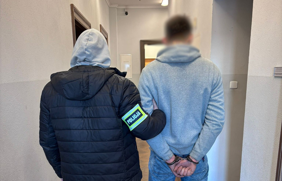 Policjant i zatrzymany mężczyzna