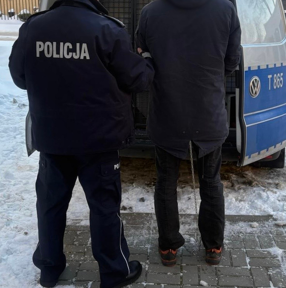 Policjant i zatrzymany mężczyzna