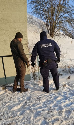 Zabezpieczone przedmioty, policjant i strażnik leśny