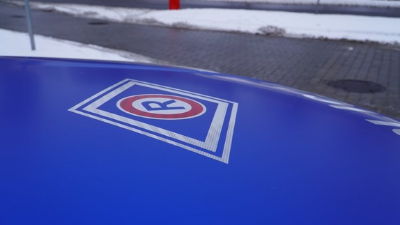 Fragment policyjnego radiowozu.