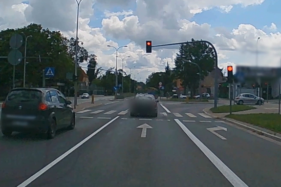 Pojazd wjeżdża na skrzyżowanie na czerwonym świetle