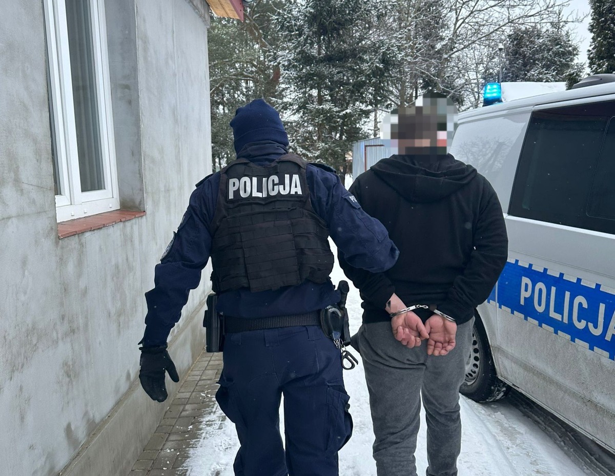Policjant i zatrzymana osoba