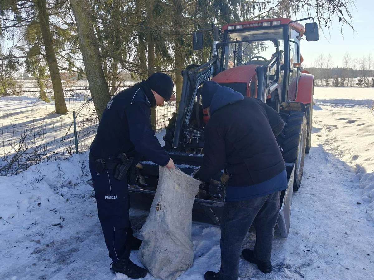 policjanci pomagają
