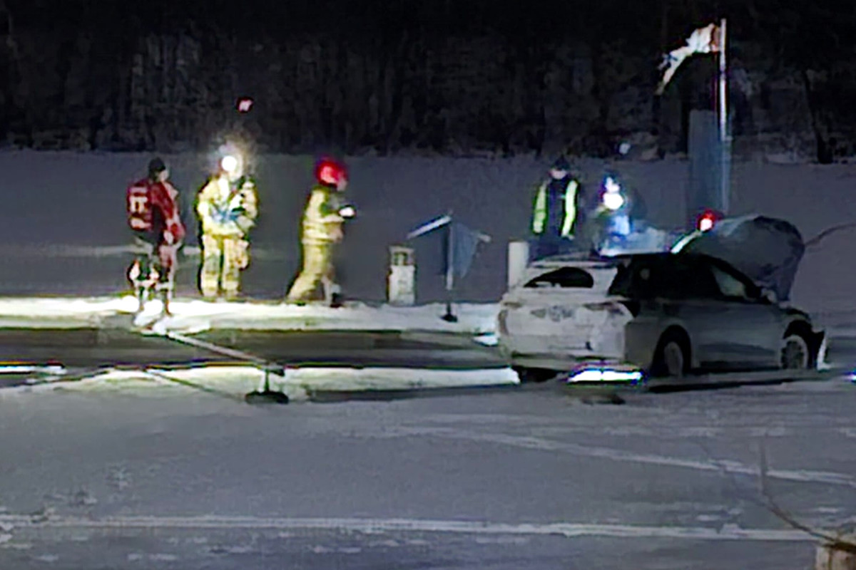 Rozbity samochód przy pomoście na zamarzniętym jeziorze