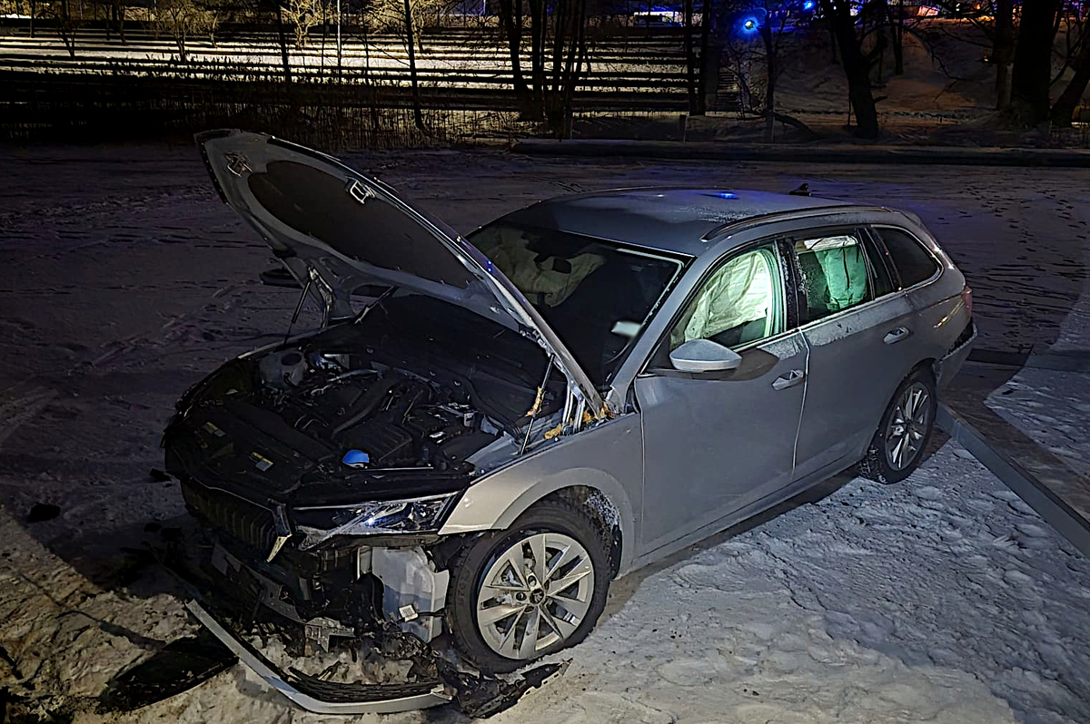 Rozbity samochód przy pomoście na zamarzniętym jeziorze