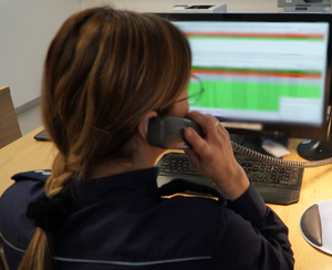 Policjantka przy telefonie
