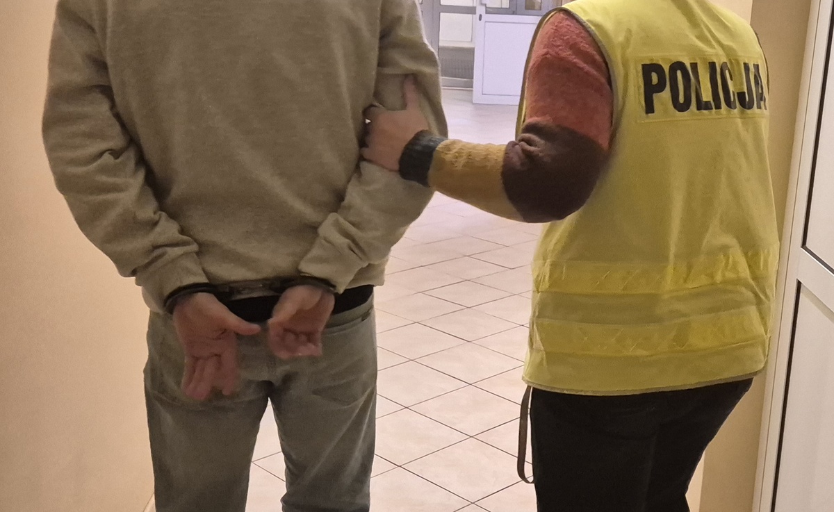 Policjantka i zatrzymany mężczyzna