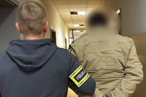 Policjant i zatrzymany mężczyzna