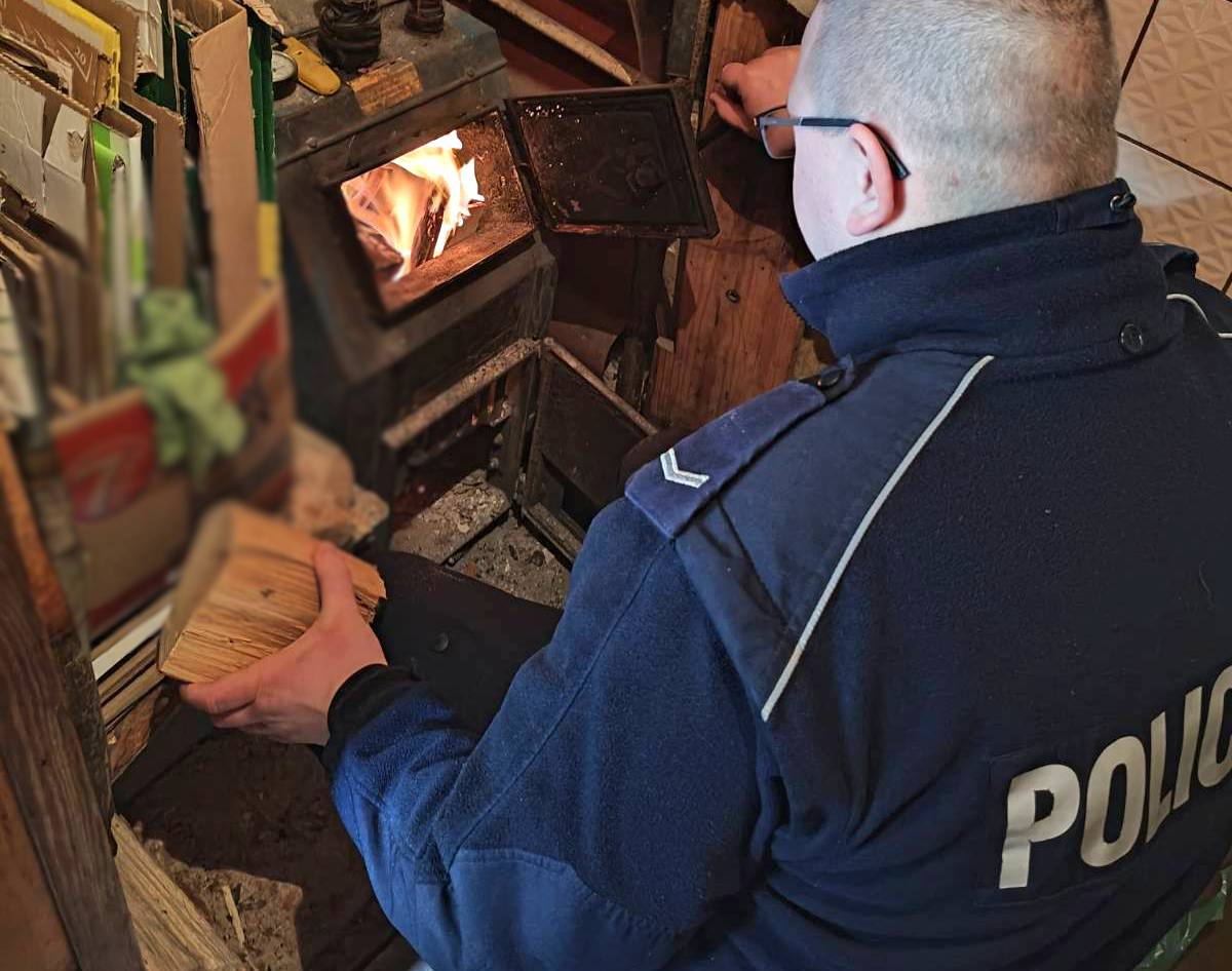 Policjant palący w piecu