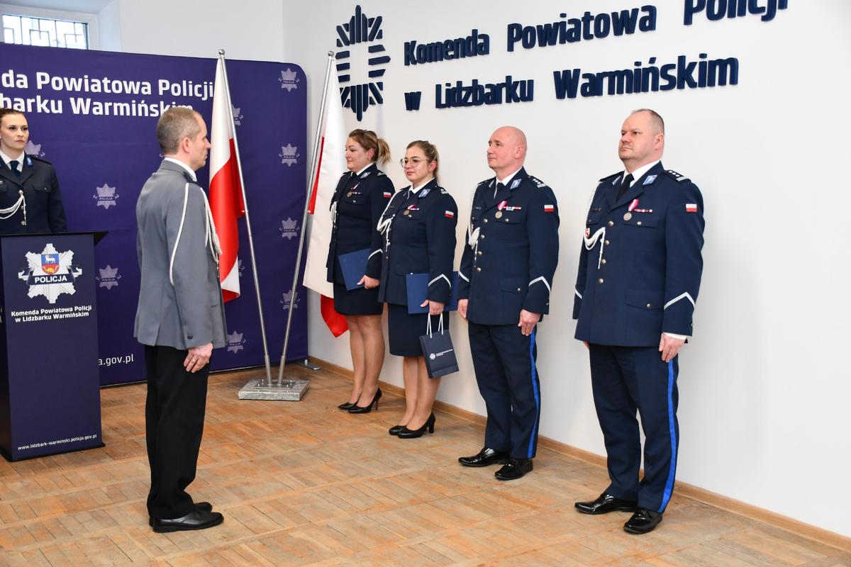 Uczestnicy spotkania w Komendzie Powiatowej Policji w Lidzbarku Warmińskim